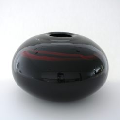 Vase sphérique noir strié rouge