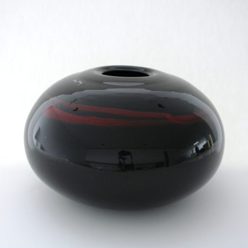 Vase sphérique noir strié rouge