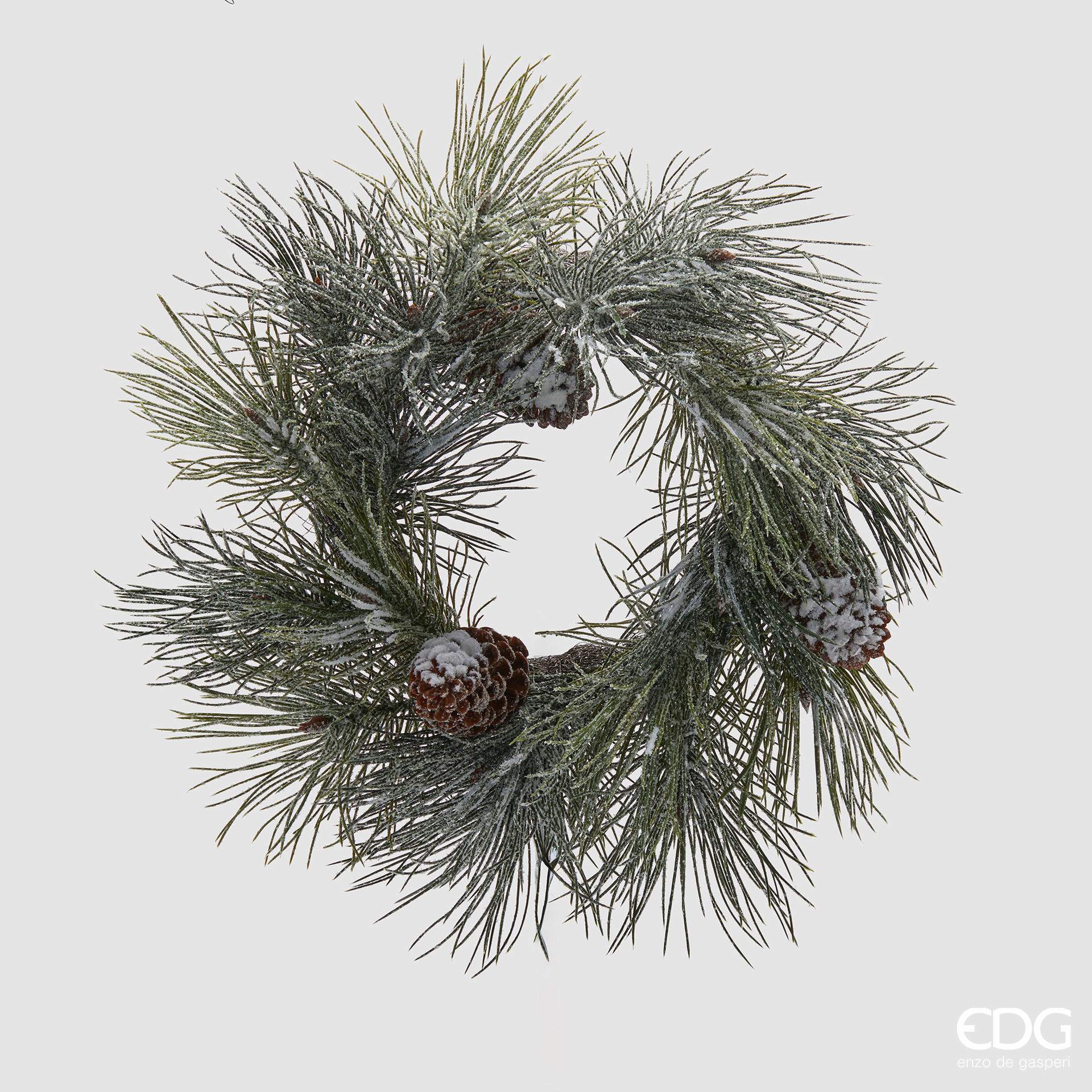 Couronne enneigée avec pomme de pin